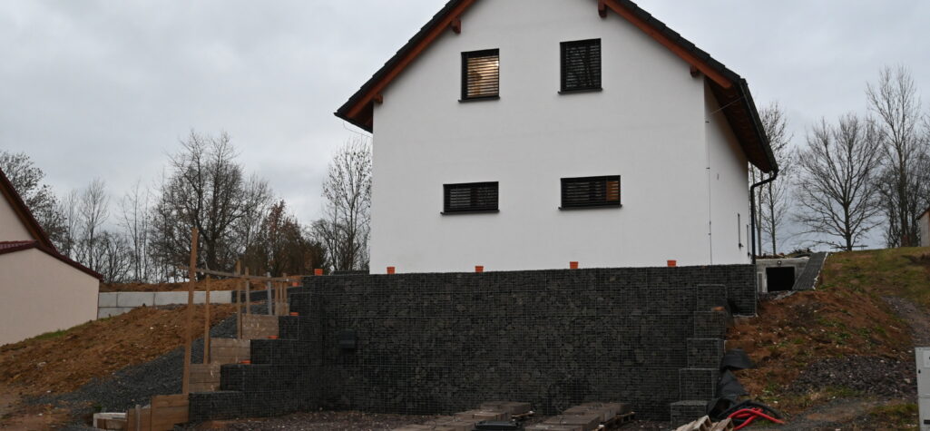 Gabionové ploty, zdi a obklady – moderní a odolné řešení pro zahradu a fasádu | GabionyHappy.cz