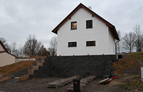 Gabionová zeď – RD Lužany u Jičína