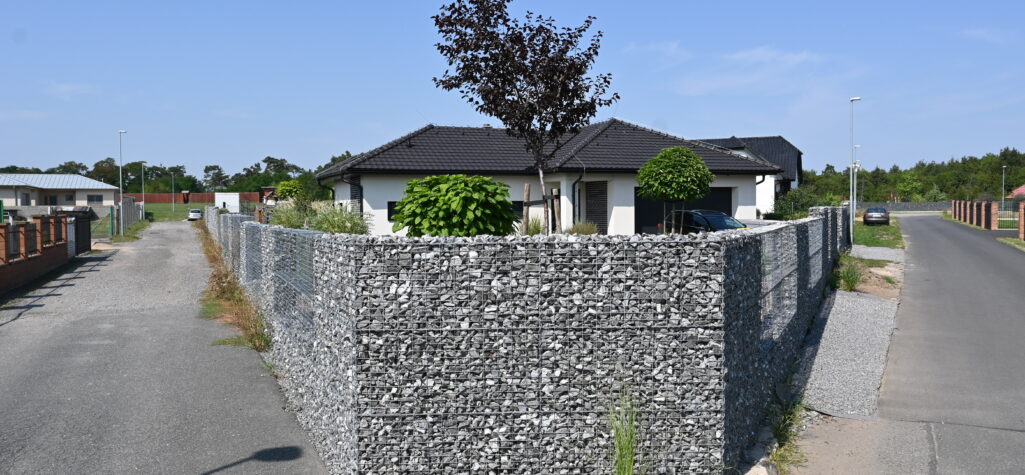 Gabionový plot a treláž